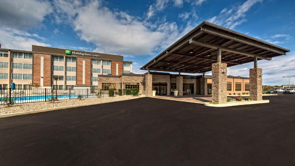 Holiday Inn Express Louisville Airport Expo Center an IHG Hotel Main image 1